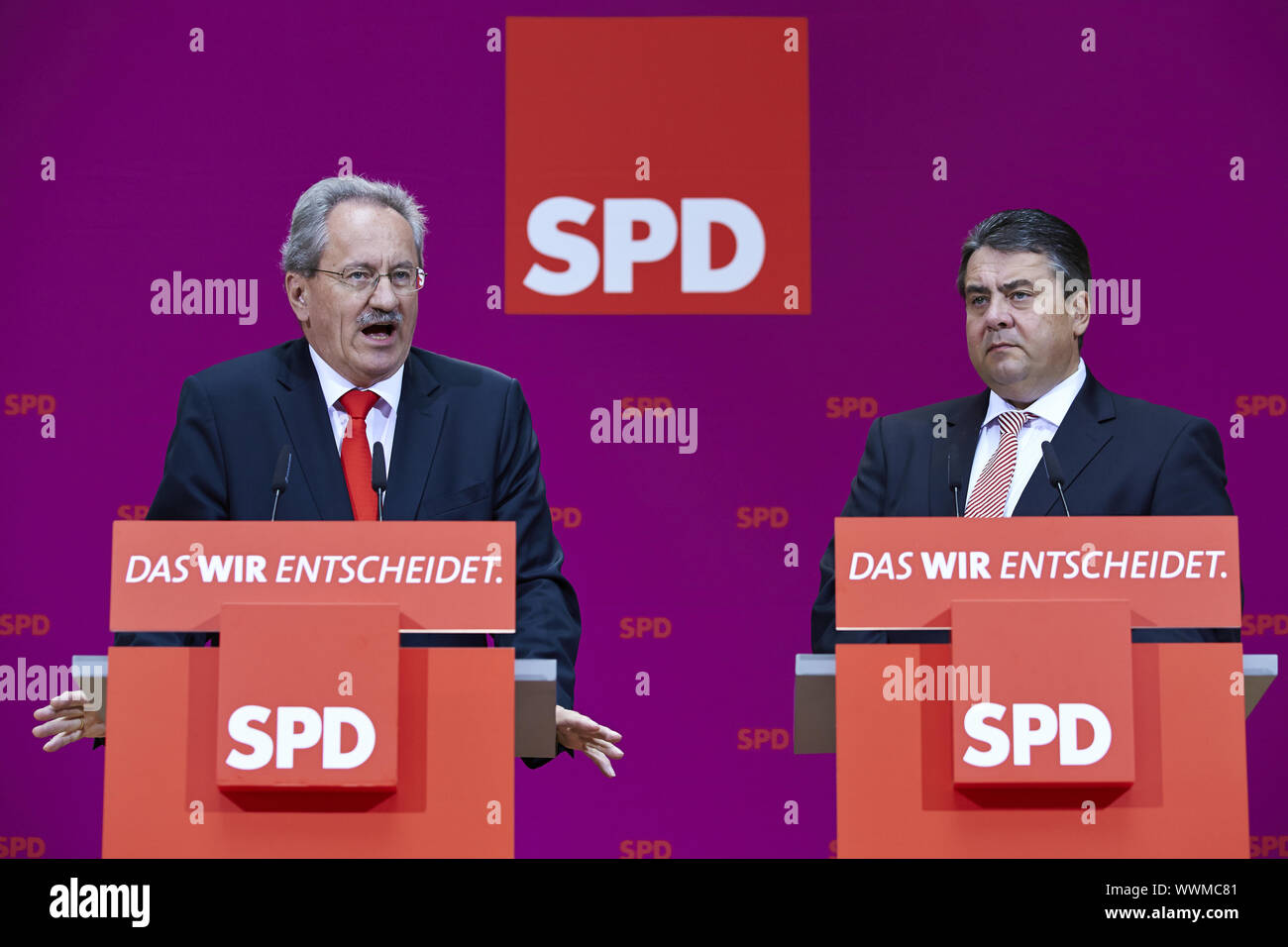 Sigmar GABRIEL e Christian Ude dare dichiarazioni del dopo elezioni di stato a Berlino. Foto Stock