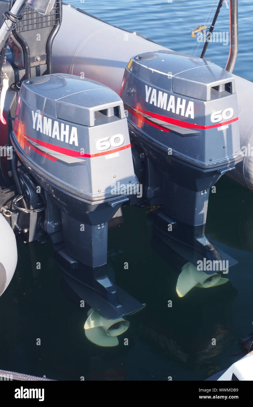 Una coppia di Yamaha 60 motori fuoribordo sul retro di un gommone con una  canna da pesca in vista Foto stock - Alamy