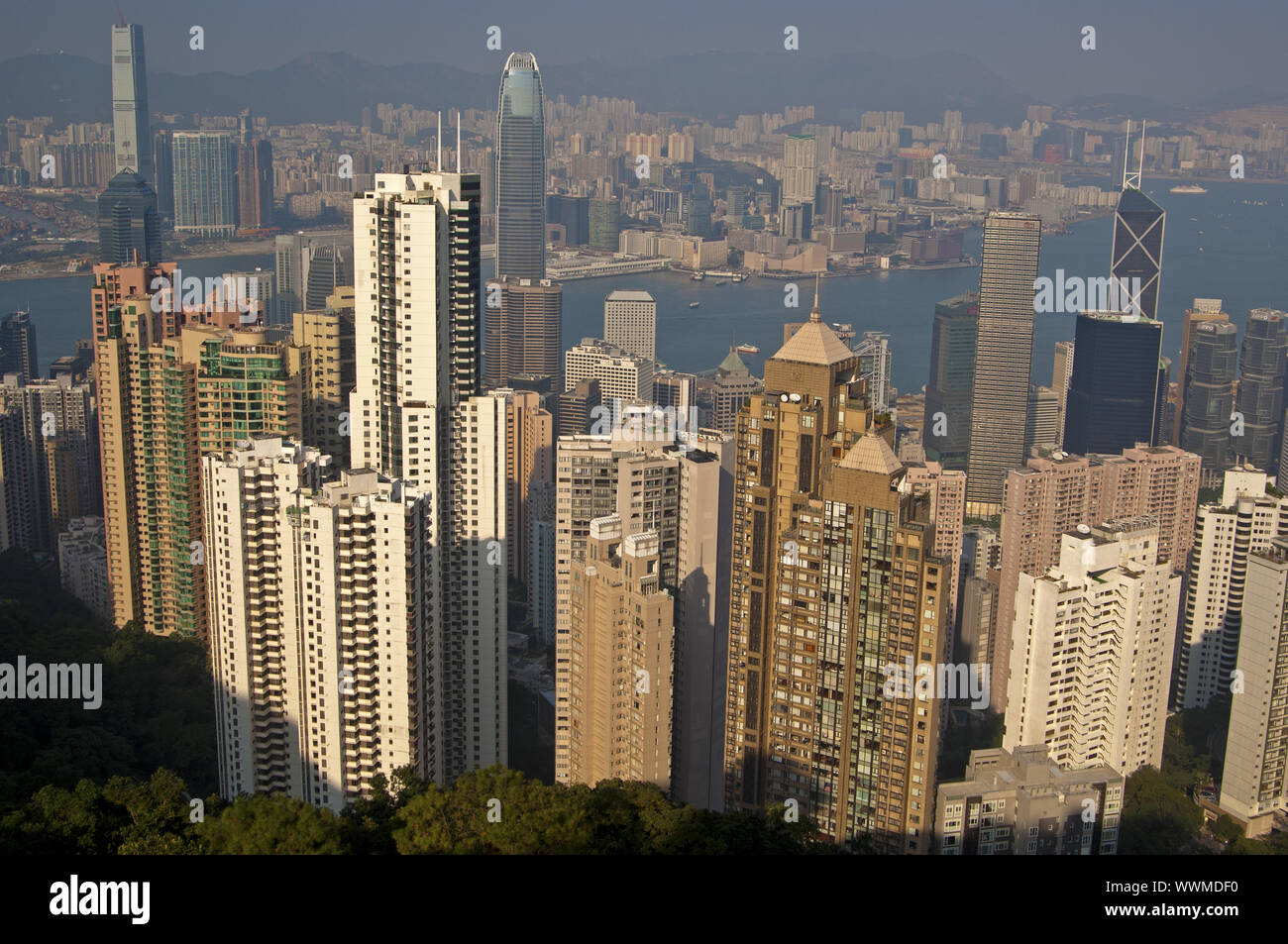 Alto mare nel quartiere centrale e il porto di Victoria per il distretto di Kowloon Foto Stock