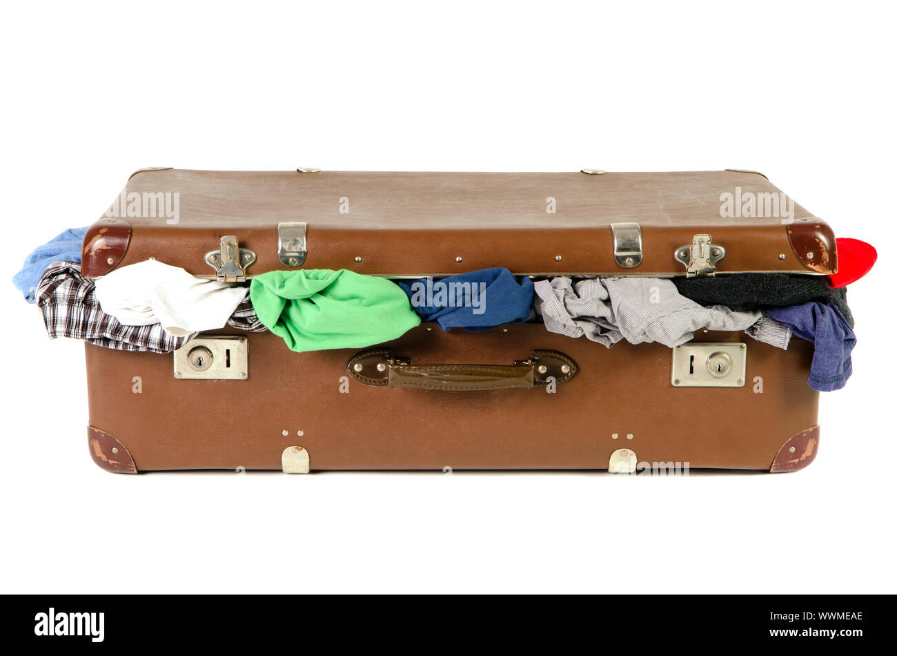 Vecchia valigia piena di vestiti contro uno sfondo bianco Foto Stock