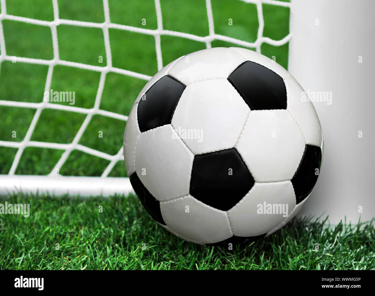 Piede palla in goal sullo sfondo della porta di calcio Foto stock - Alamy