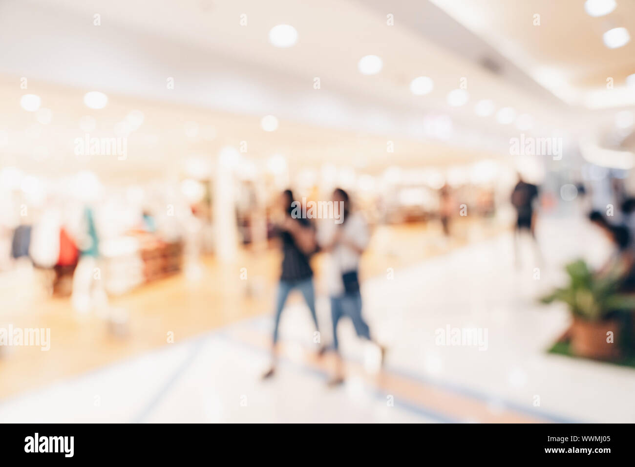 Abstract blur sullo sfondo la folla di persone nel centro commerciale per lo sfondo, Vintage tonica. Foto Stock