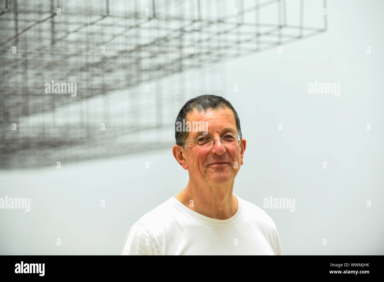 Londra, Regno Unito. 16 settembre 2019. Antony Gormley RA pone accanto al suo lavoro "matrix III", 2019. Anteprima di un nuovo salone di Antony Gormley presso la Reale Accademia delle Belle Arti La mostra di riunire esistenti e appositamente concepito nuove opere da disegno a sculture di ambienti sperimentali per essere visualizzati in tutte le 13 camere dell'RA gallerie principali 21 settembre al 3 dicembre 2019. Credito: Stephen Chung / Alamy Live News Foto Stock