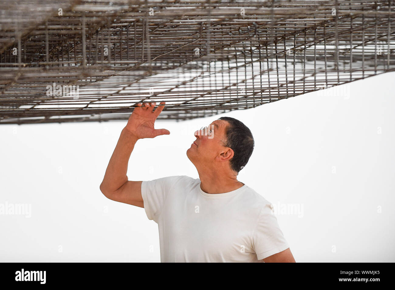 Londra, Regno Unito. 16 settembre 2019. Antony Gormley RA pone accanto al suo lavoro "matrix III", 2019. Anteprima di un nuovo salone di Antony Gormley presso la Reale Accademia delle Belle Arti La mostra di riunire esistenti e appositamente concepito nuove opere da disegno a sculture di ambienti sperimentali per essere visualizzati in tutte le 13 camere dell'RA gallerie principali 21 settembre al 3 dicembre 2019. Credito: Stephen Chung / Alamy Live News Foto Stock