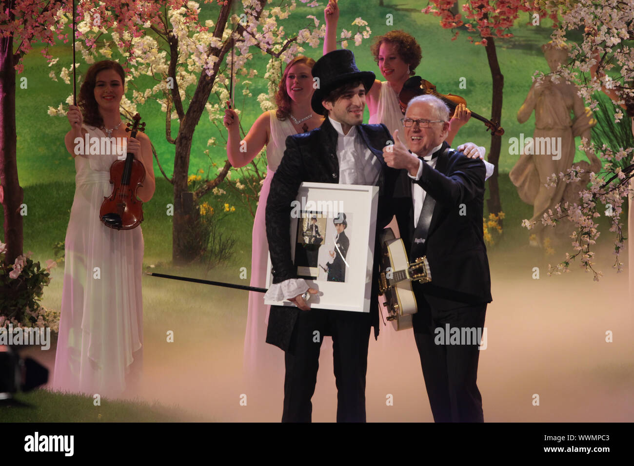 Manuel Palomo und Adya Dirigent Edwig Abrath bei Das große Fest zum Jubiläum 22.3.2014 Magdeburg Foto Stock
