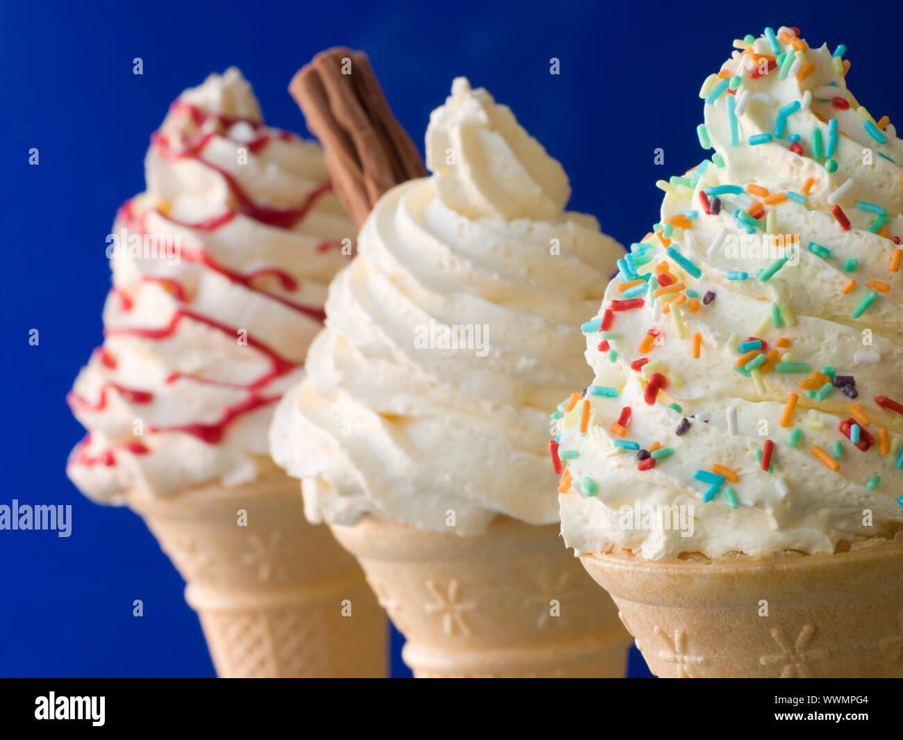 Mantecato coni gelato con tre diversi condimenti Foto Stock