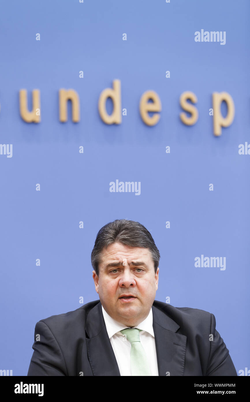 Federal conferenza stampa con Sigmar GABRIEL (SPD), Ministro tedesco dell'economia e dell'energia. Foto Stock