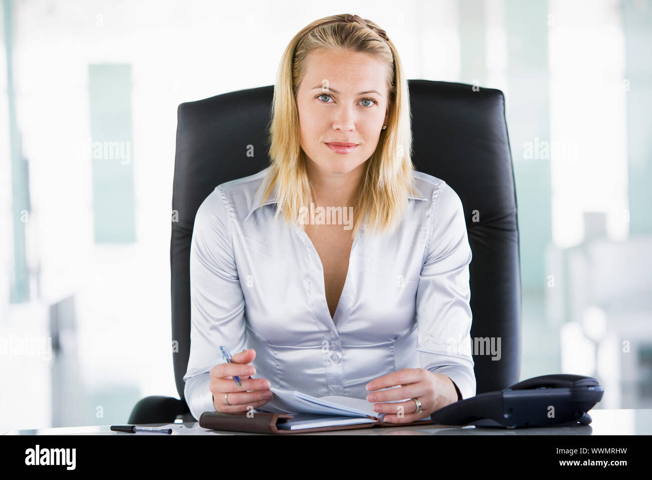 Imprenditrice seduta in ufficio con personal organizer Foto Stock
