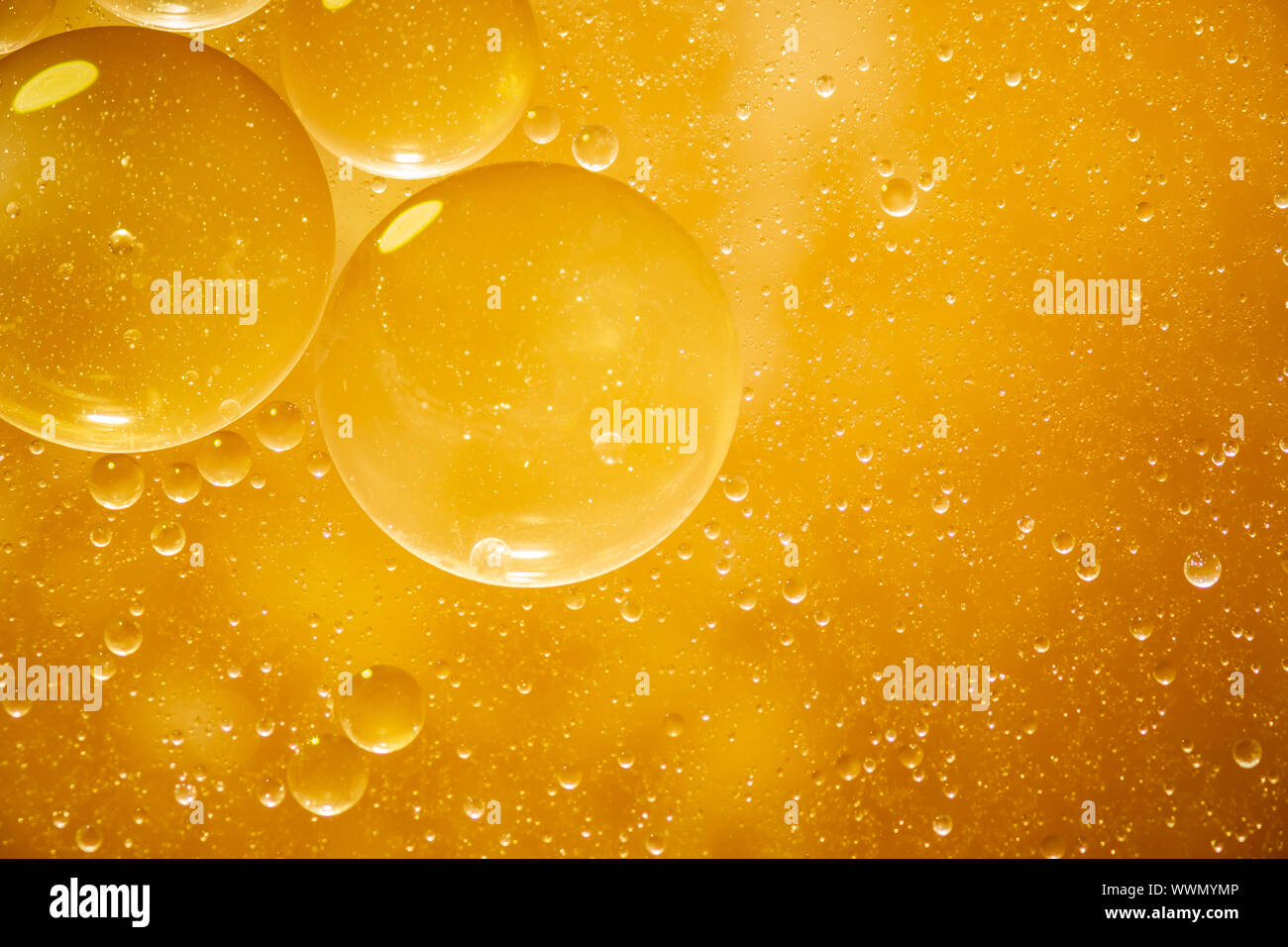 Il giallo oro bolla di goccioline di olio, sfondo astratto Foto Stock