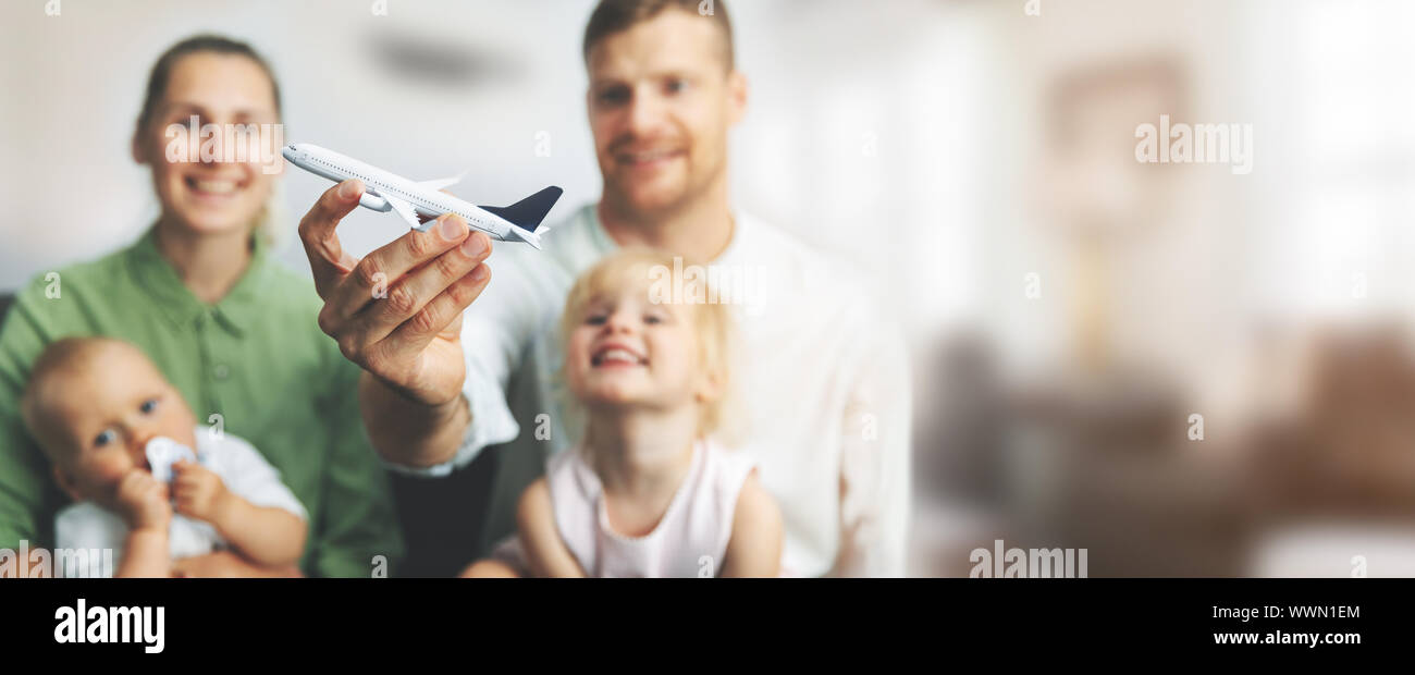 Chi viaggia in famiglia - i genitori con bambini a sognare la loro prossima vacanza Foto Stock