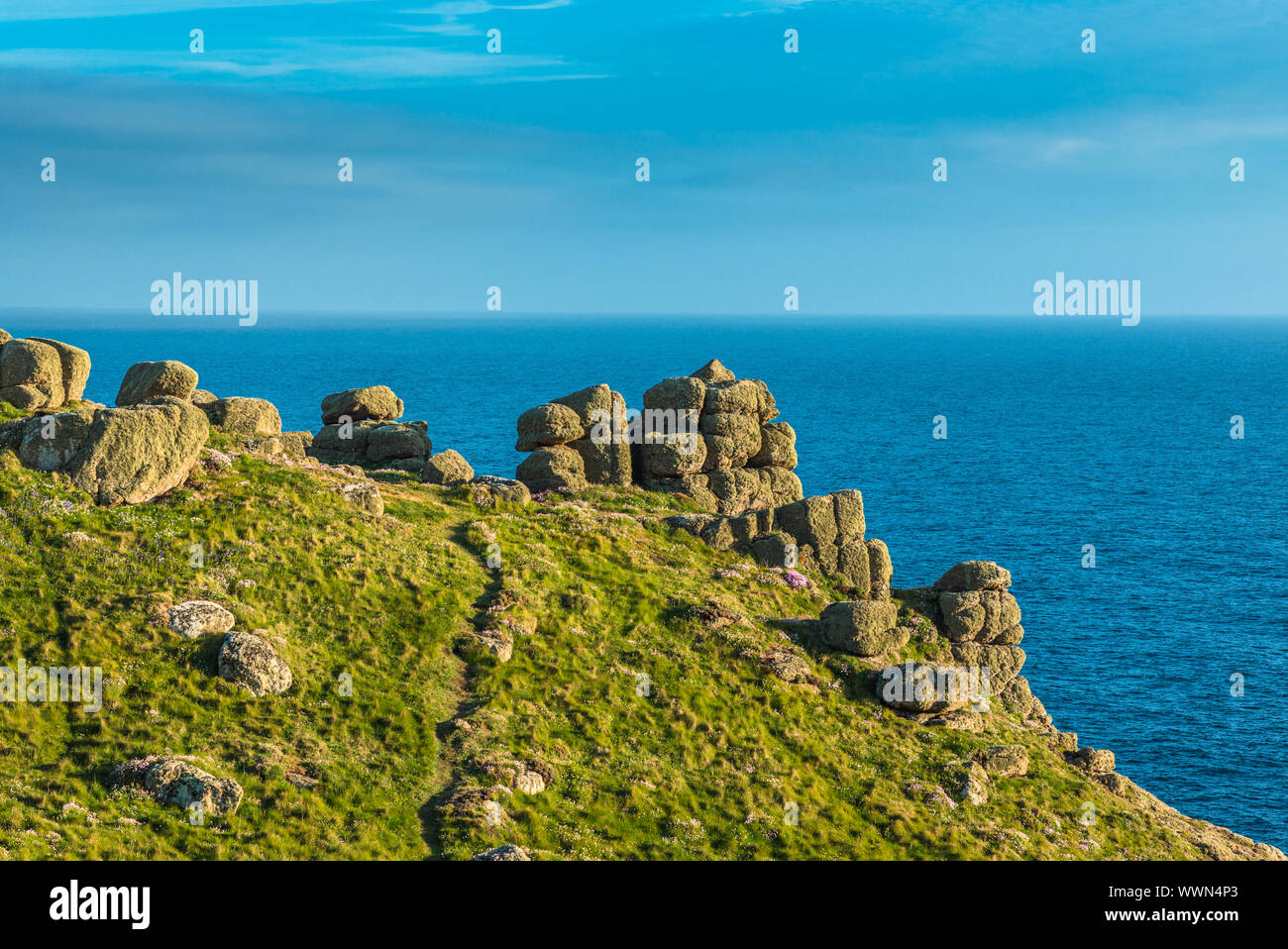 Le viste verso Zawn Trevilley e Carn Boel vicino al Lands End in Cornovaglia, Inghilterra, Regno Unito. Foto Stock