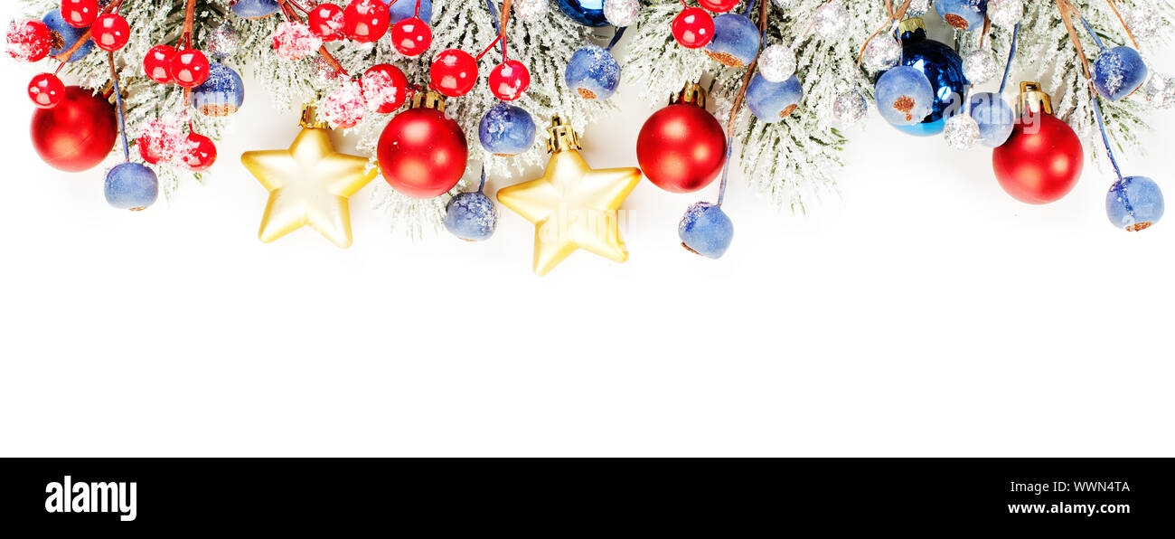 Natale sfondo banner. Xmas composizione di confine con albero di Natale ramo, rosso holly bacche e oro garland isolati su sfondo bianco Foto Stock