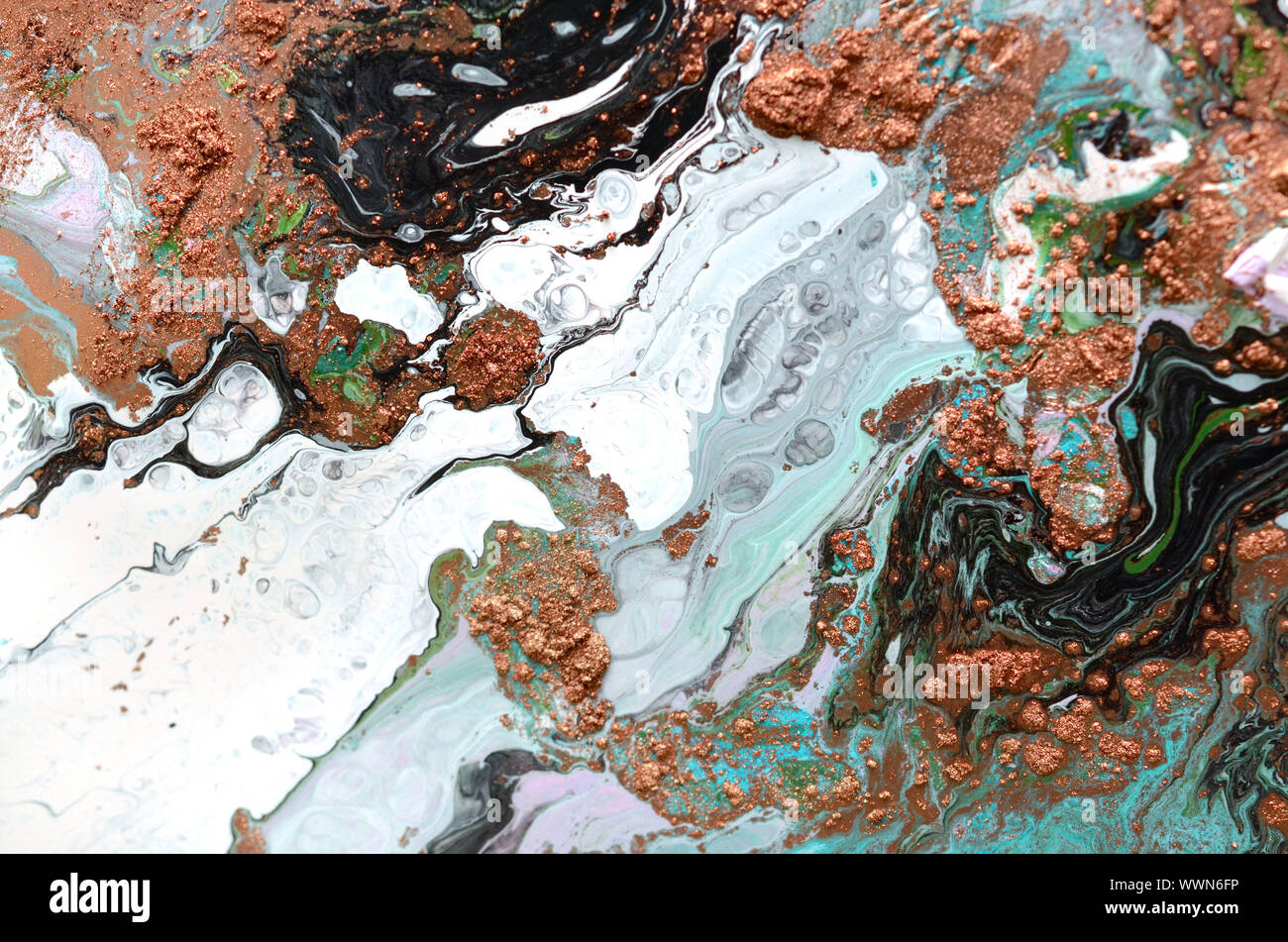 Spruzzi di vernice grafiti su strada con un sacco di colori vivaci e texture interessanti Foto Stock