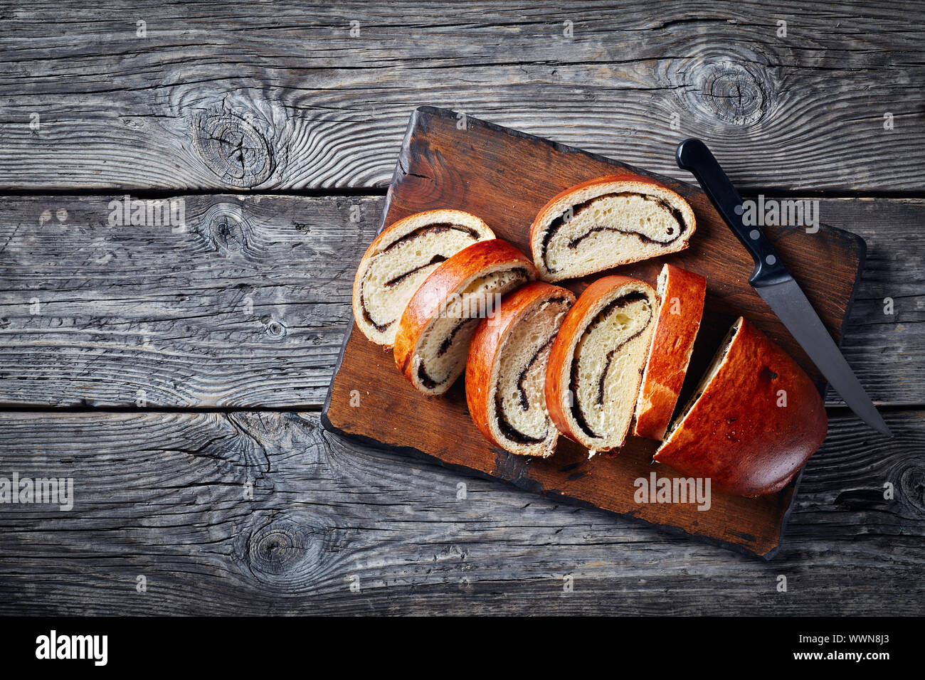 Torta di papavero, Makovnjaca, dolce involtino di pasta con semi di papavero  ripieni, cucina croata, vista da sopra, flatlay, spazio vuoto Foto stock -  Alamy