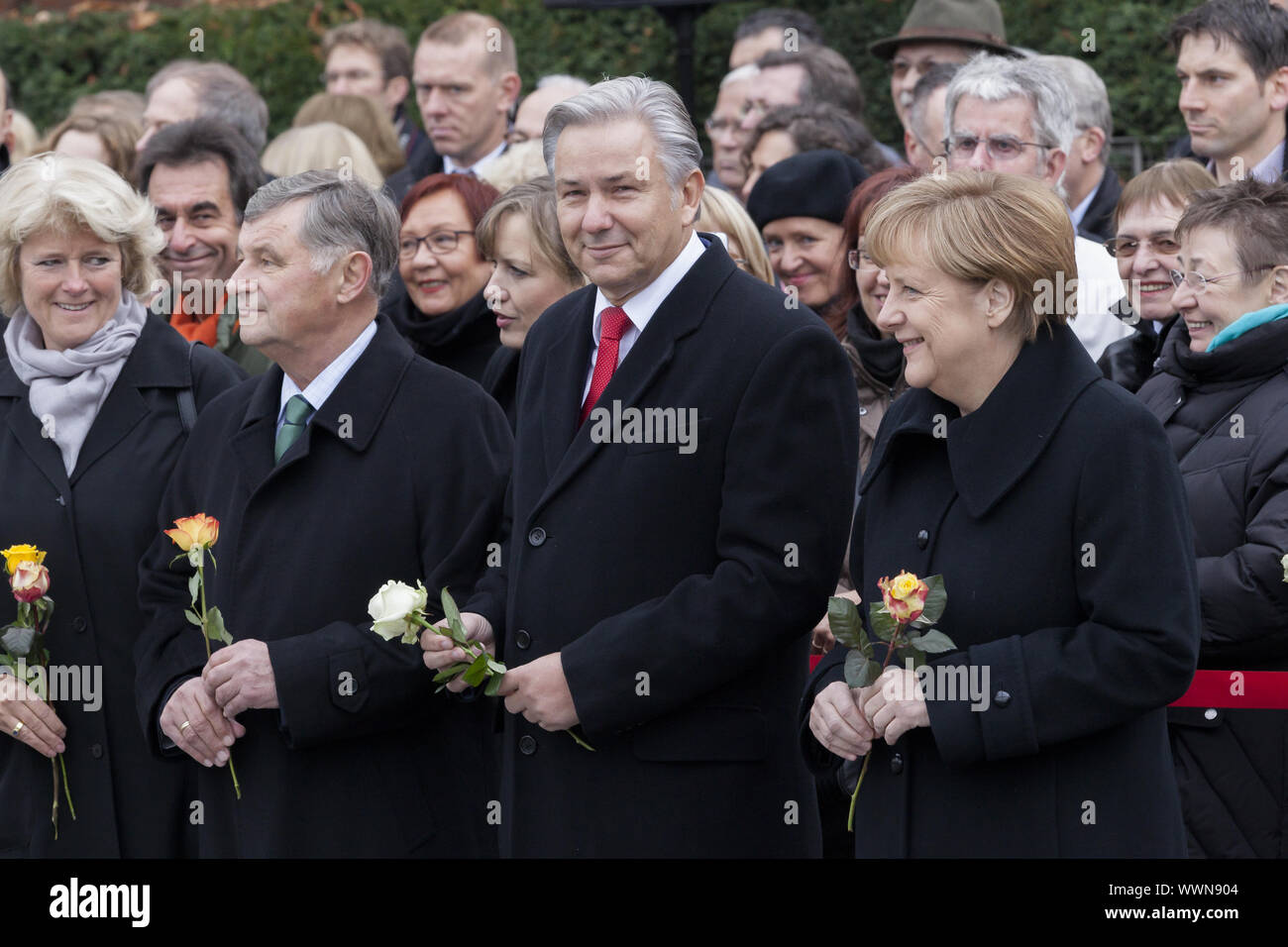 Comune di posa delle rose al Memoriale del Muro di Berlino - XXV anniversario della caduta del muro di Berlino Foto Stock