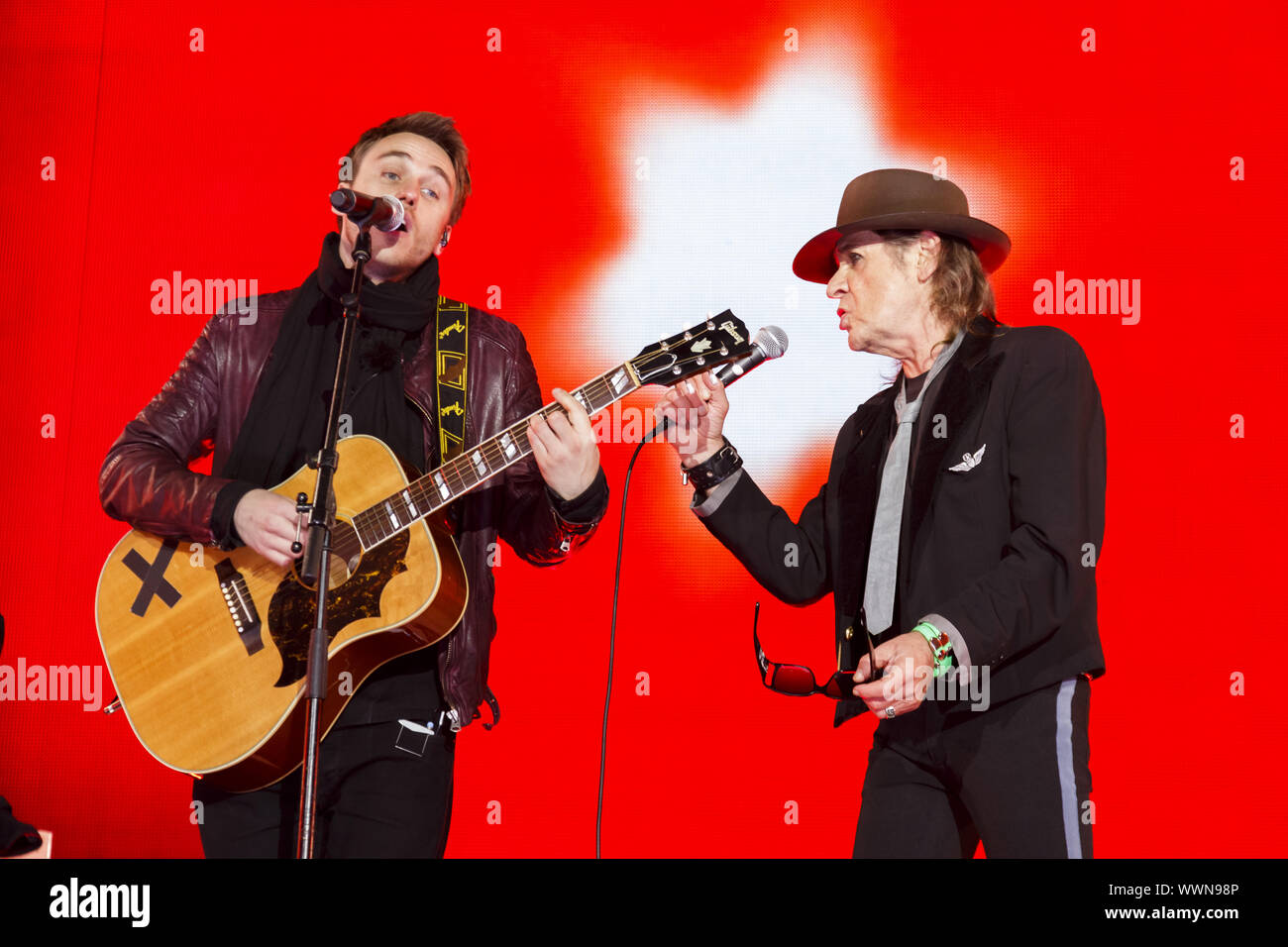 Udo Lindenberg sul palco al venticinquesimo anniversario della caduta del muro di Berlino alla Porta di Brandeburgo a Berlino Foto Stock