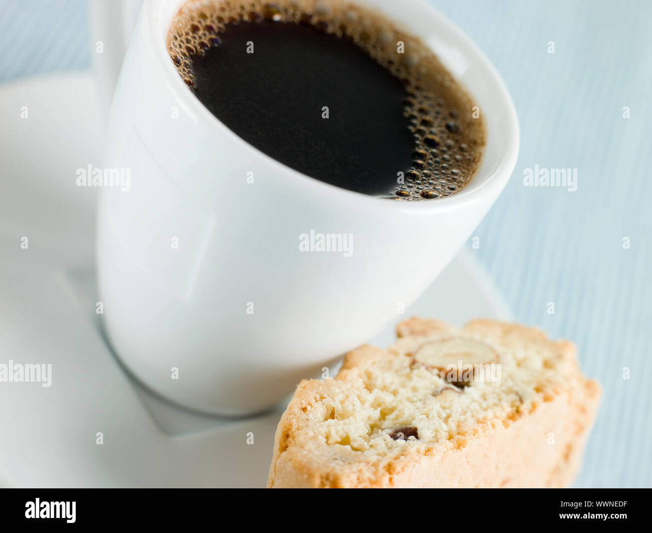 Immagine ravvicinata di tazza di caffè espresso con biscotti di nocciole Foto Stock