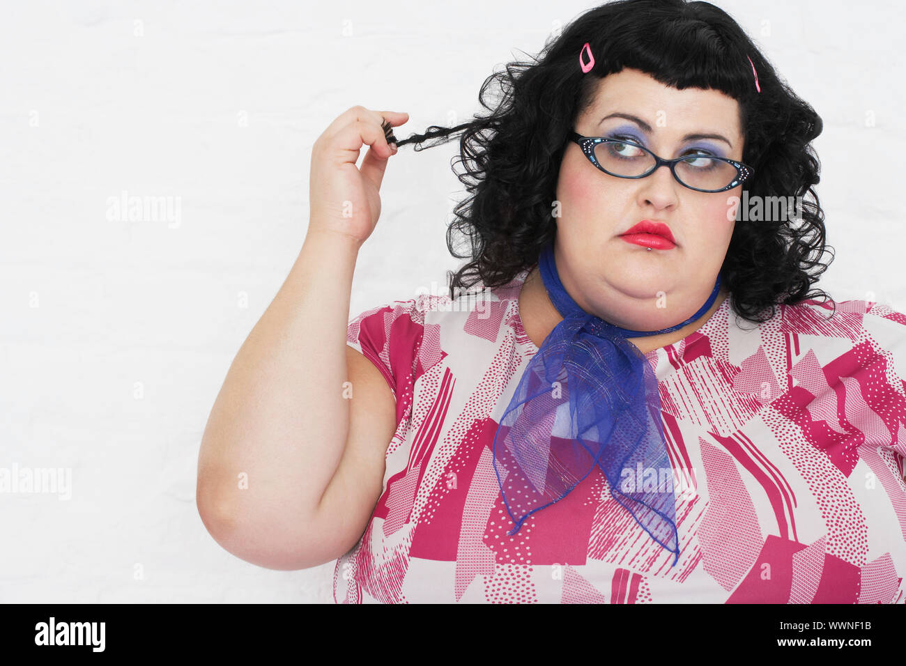 Il sovrappeso donna che indossa abiti Foto Stock