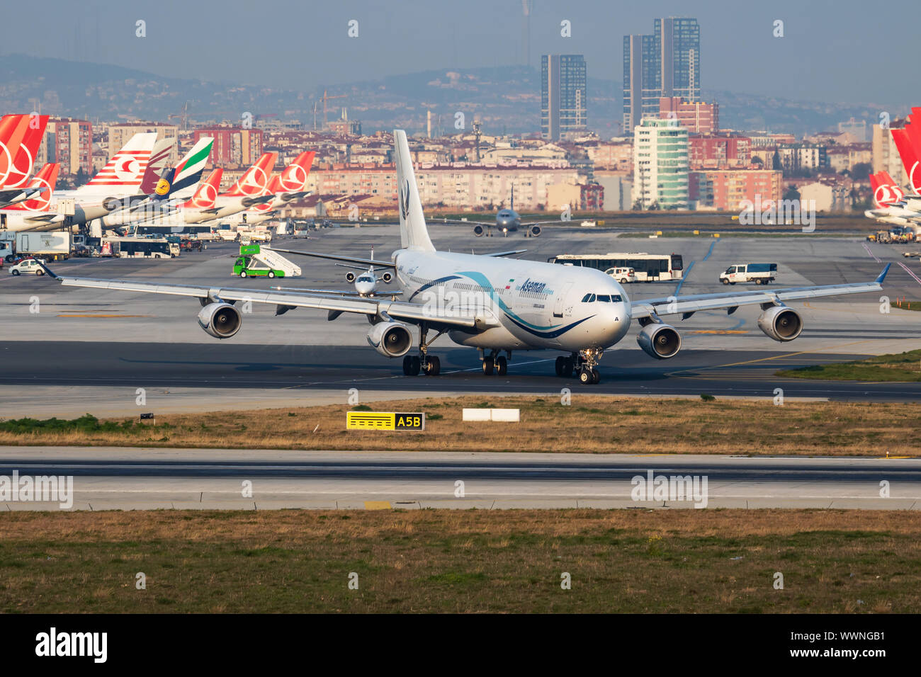 Istanbul / TURCHIA - Marzo 27, 2019: Iran Aseman Airlines Airbus A340-300 EP-APA piano passeggero partenza a Istanbul Ataturk Airport Foto Stock