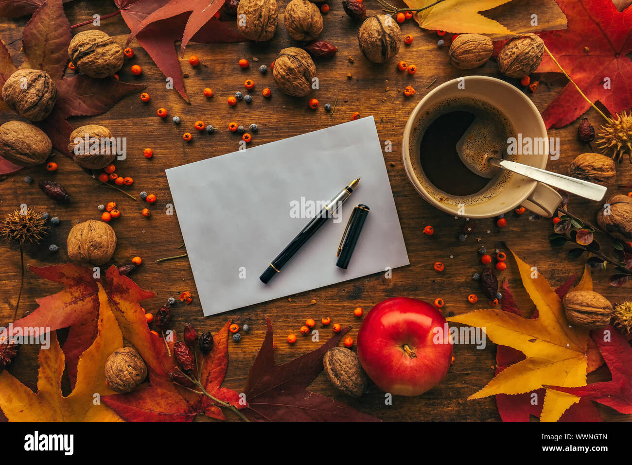 Autunno busta posta flat lay mock up sul tavolo in legno decorato a secco con foglie di acero e frutta di stagione Foto Stock