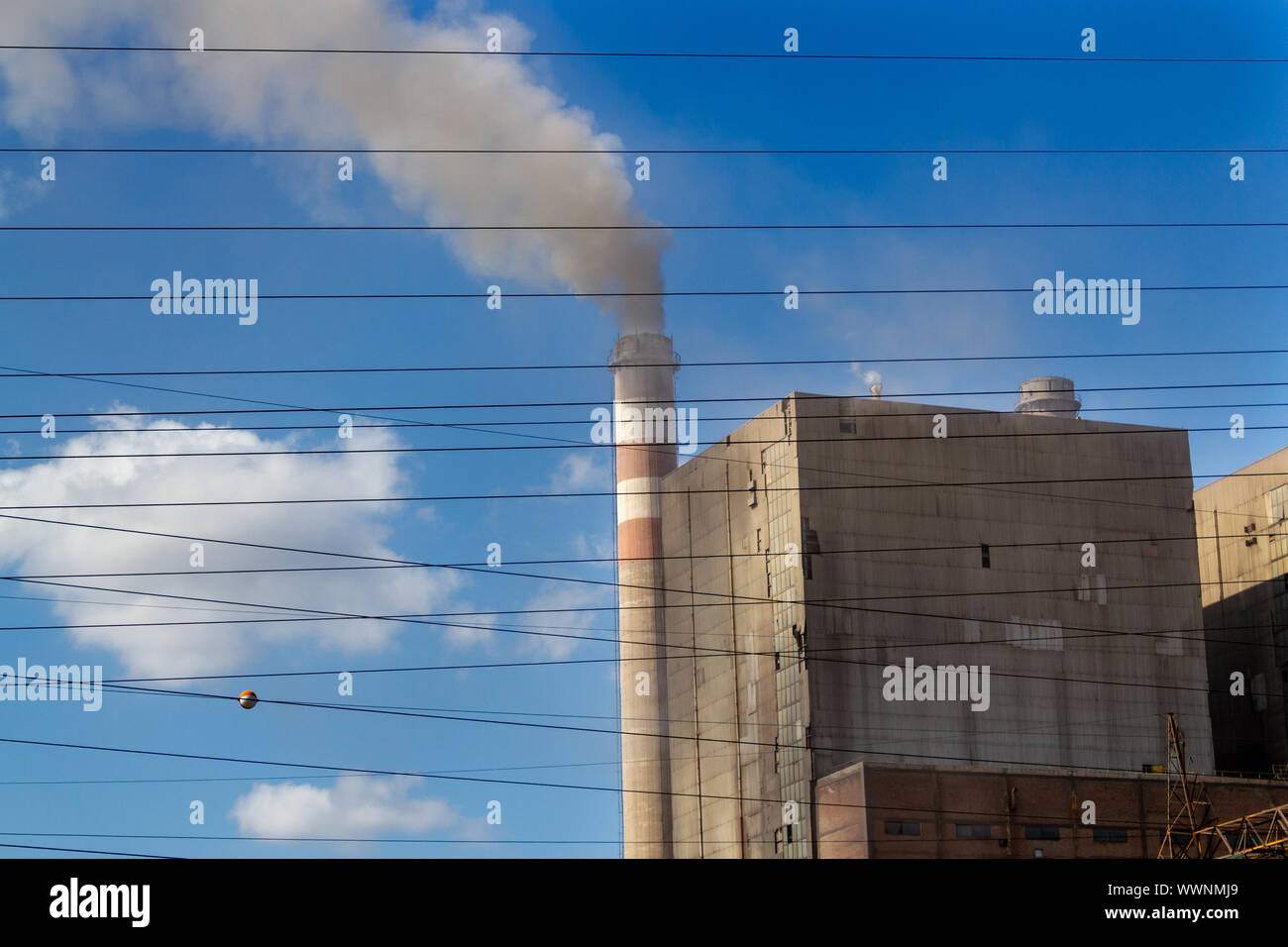 Nocivi del fumo dalla centrale termoelettrica camino. ambiente, inquinamento atmosferico Foto Stock