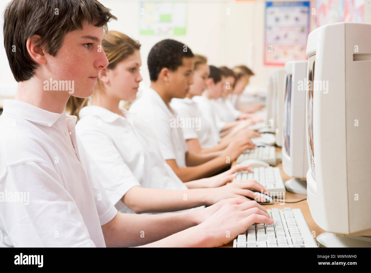 Gli studenti che lavorano su computer workstation Foto Stock
