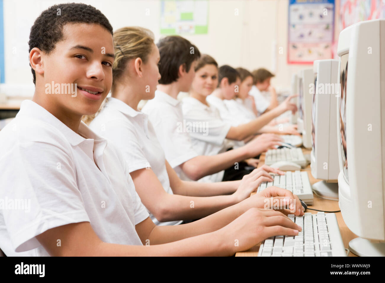 Gli studenti che lavorano su computer workstation Foto Stock