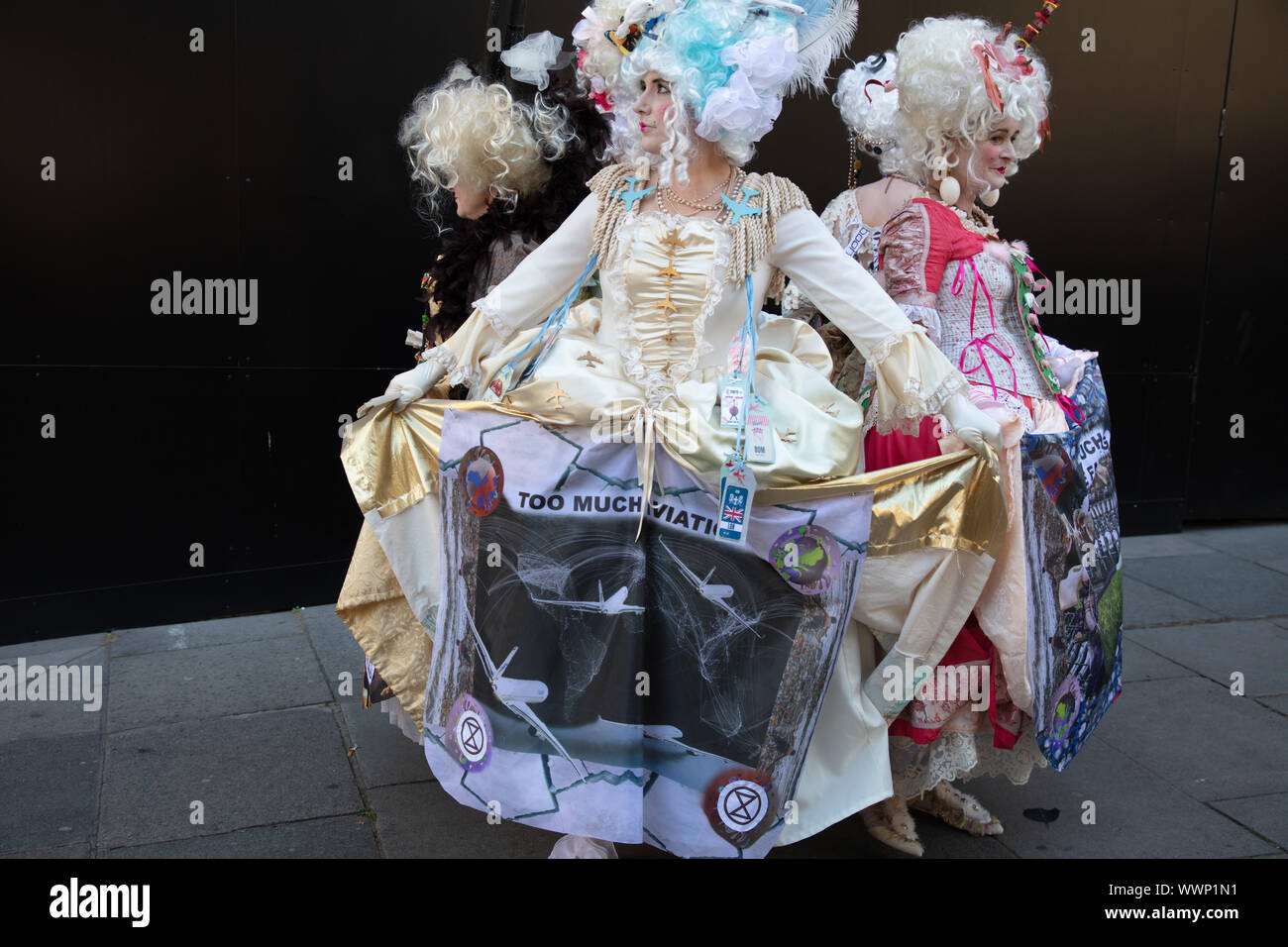 Londra, Regno Unito. Il 15 settembre 2019. Estinzione della ribellione manifestanti da Bristol staging una dimostrazione presso la London Fashion Week evidenziando le loro preoccupazioni per l'ambiente, vestito in vecchio stile parrucche e costumi con messaggi visivi. Credito: Joe Kuis / Alamy News Foto Stock