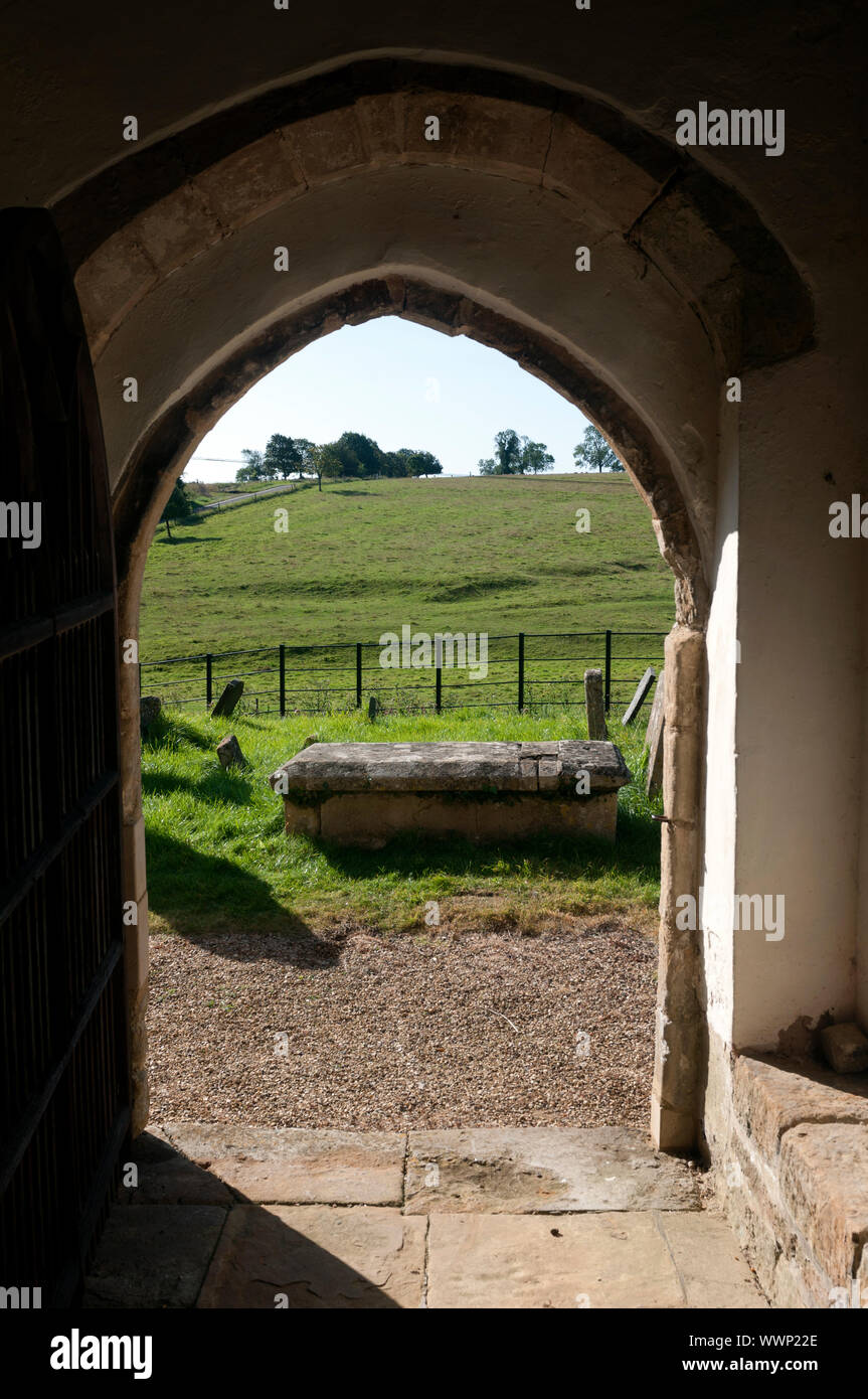 Vista dalla porta a sud della chiesa di San Nicola, Shangton, Leicestershire, England, Regno Unito Foto Stock