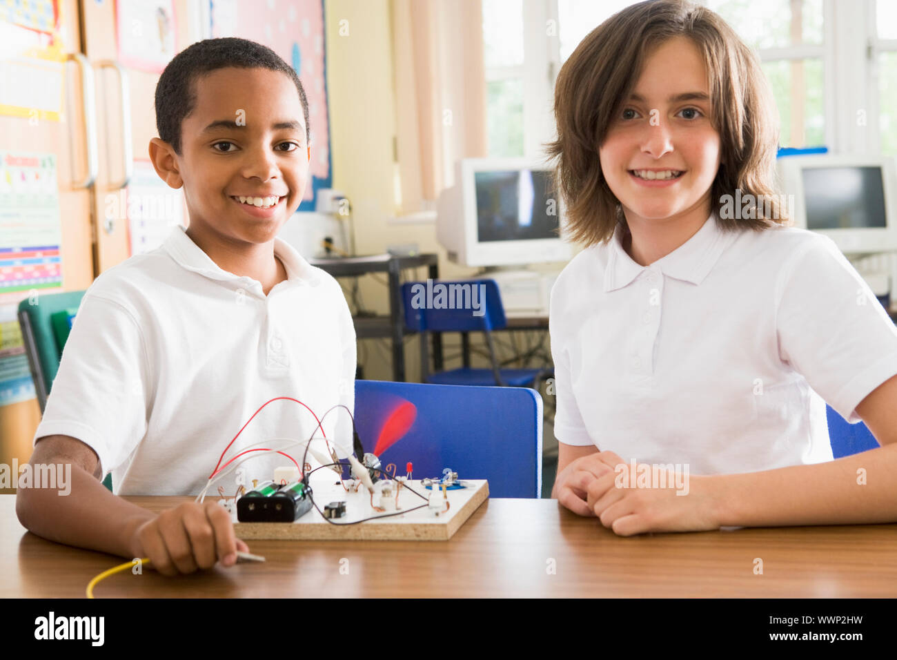 Gli studenti in classe con i progetti elettronici Foto Stock