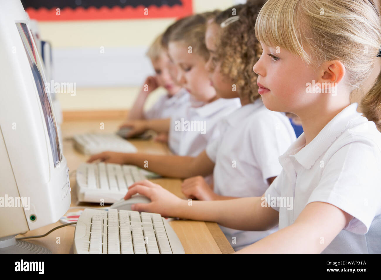 Gli studenti in classe a terminali di computer (profondità di campo) Foto Stock