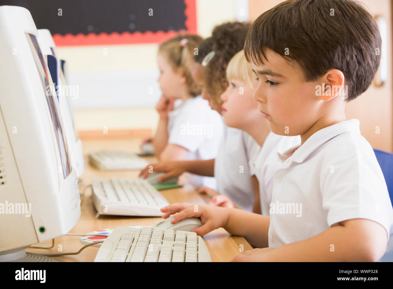 Gli studenti in classe a terminali di computer (profondità di campo) Foto Stock