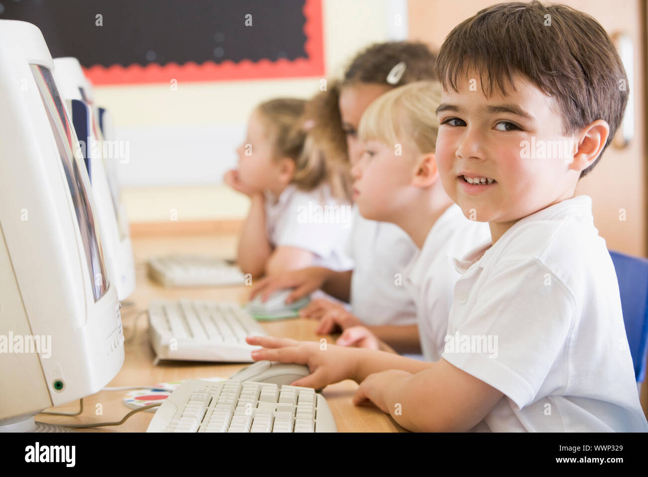 Gli studenti in classe a terminali di computer (profondità di campo) Foto Stock