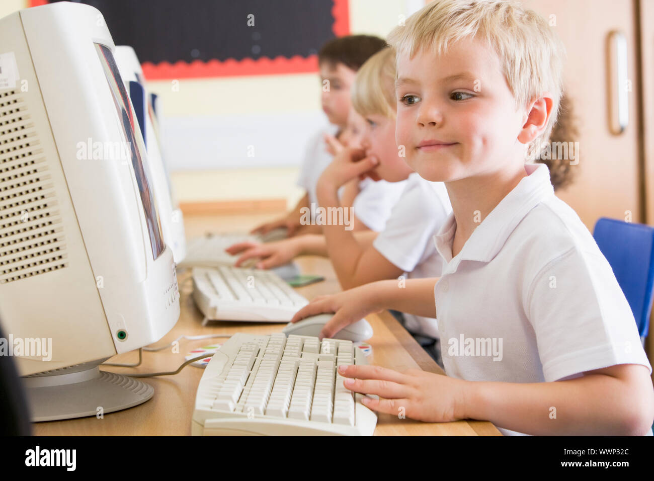 Gli studenti in classe a terminali di computer (profondità di campo) Foto Stock