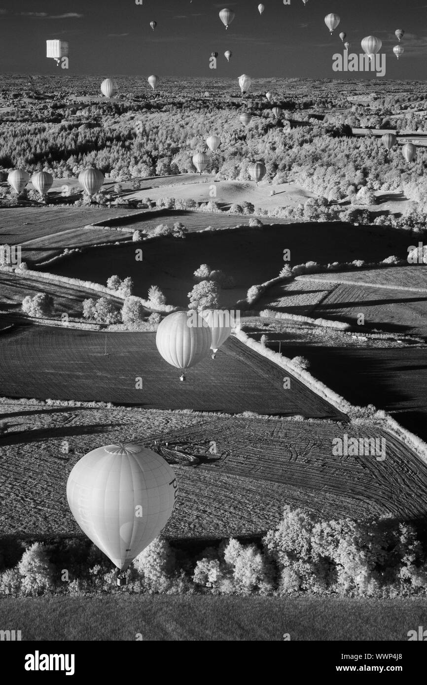 Longleat Safari Park, Warminster, Regno Unito. Il 13 settembre 2019. Il Longleat Sky Safari 2019 balloon festival ha portato in più di 150 mongolfiere provenienti da tutto il mondo, rendendo il più grande pallone annuale festival in Europa. Queste foto sono state scattate con un convertito a infrarossi fotocamera. Questo non è stato creato in post-produzione. Il fotografo è disponibile per rispondere alle vostre domande e preventivi. Contattare 01235 844 690. Credito: Dan Burton foto/Alamy caratteristiche Foto Stock