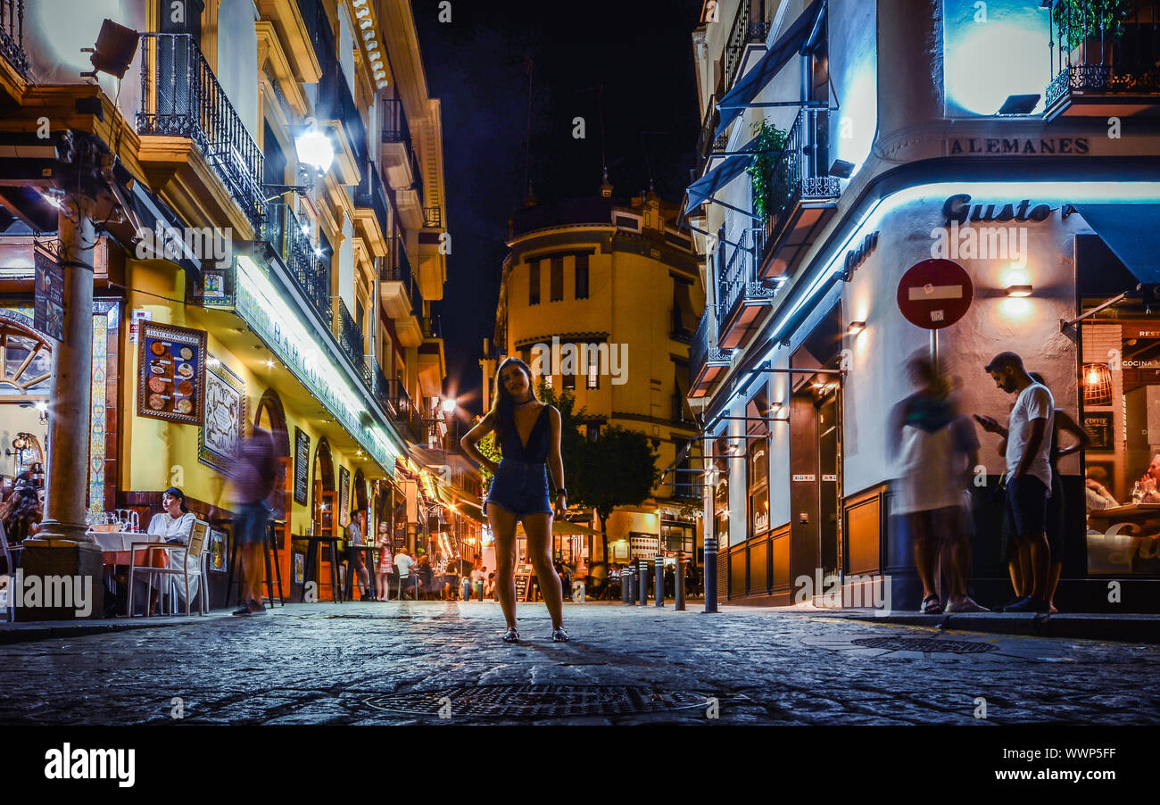 Siviglia, Spagna - Settembre 8, 2019: Turisti in un momento di relax a terrazze di tapas bar tradizionali durante nel centro storico di Siviglia, in Andalusia, Spagna Foto Stock