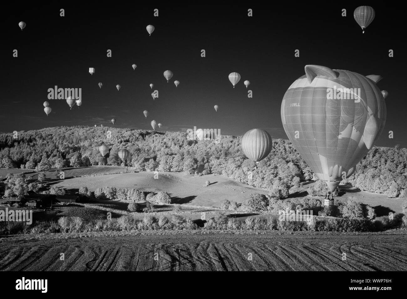 Longleat Safari Park, Warminster, Regno Unito. Il 13 settembre 2019. Il Longleat Sky Safari 2019 balloon festival ha portato in più di 150 mongolfiere provenienti da tutto il mondo, rendendo il più grande pallone annuale festival in Europa. Queste foto sono state scattate con un convertito a infrarossi fotocamera. Questo non è stato creato in post-produzione. Il fotografo è disponibile per rispondere alle vostre domande e preventivi. Contattare 01235 844 690. Credito: Dan Burton foto/Alamy caratteristiche Foto Stock