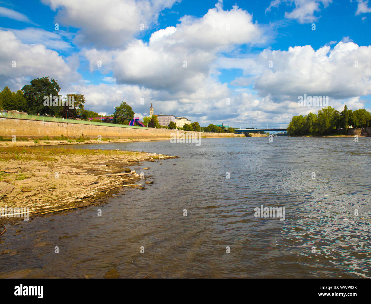 Impressionen aus Magdeburg-Blick auf die Strombrücke bei Niedrigwasser 2015 in der Elbe Foto Stock