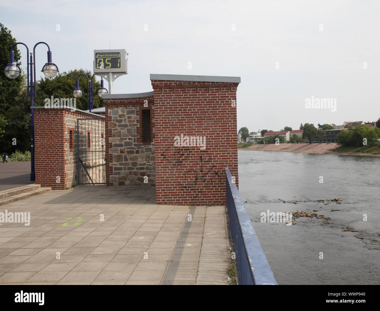 Livello dell'Elba Punto di misurazione Strombrücke Magdeburg a bassa marea 2015 Foto Stock