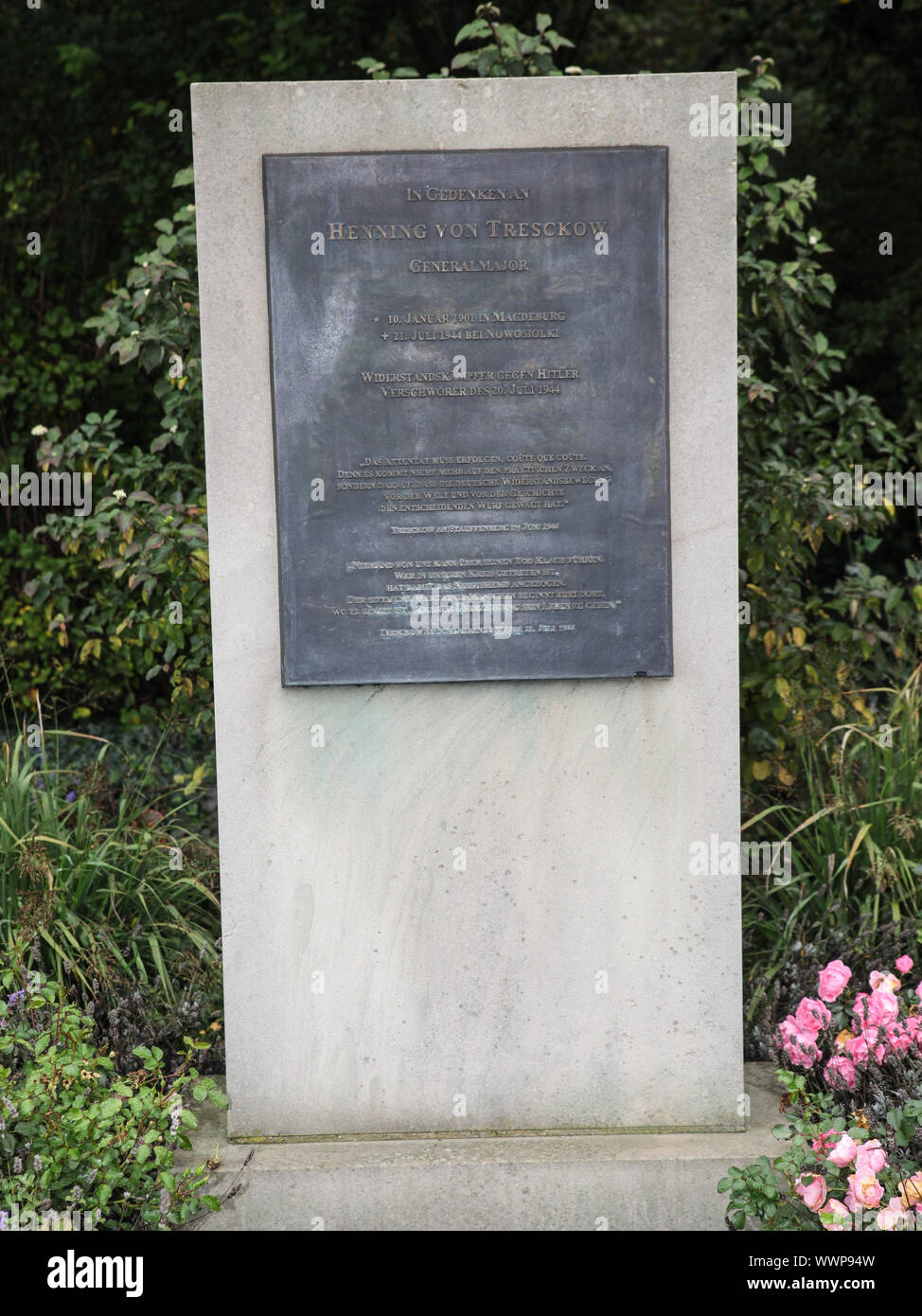 Monumento di pietra per Henning von Tresckow sul bordo del Nordpark Magdeburg (Sassonia-Anhalt) Foto Stock