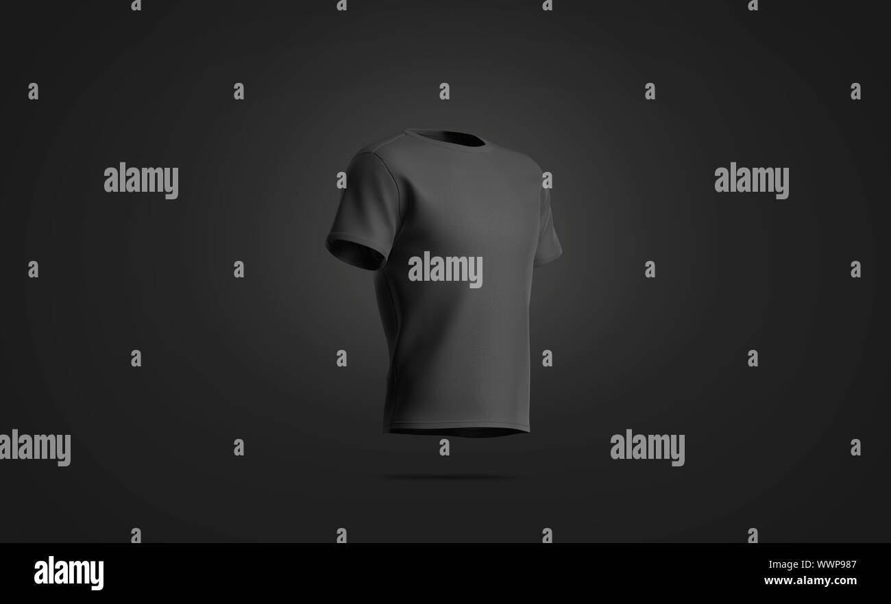 La t-shirt nera vuota si oscura, isolata su sfondo scuro Foto Stock