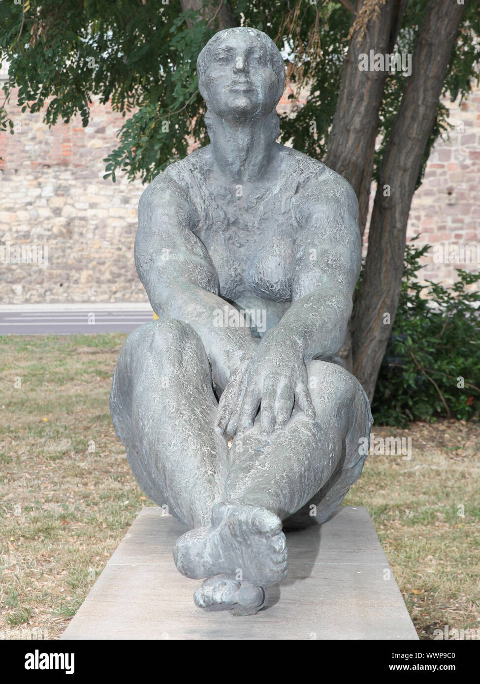 Impressionen aus Magdeburg-Skulptur Große Sitzende an der Elbuferpromenade Foto Stock