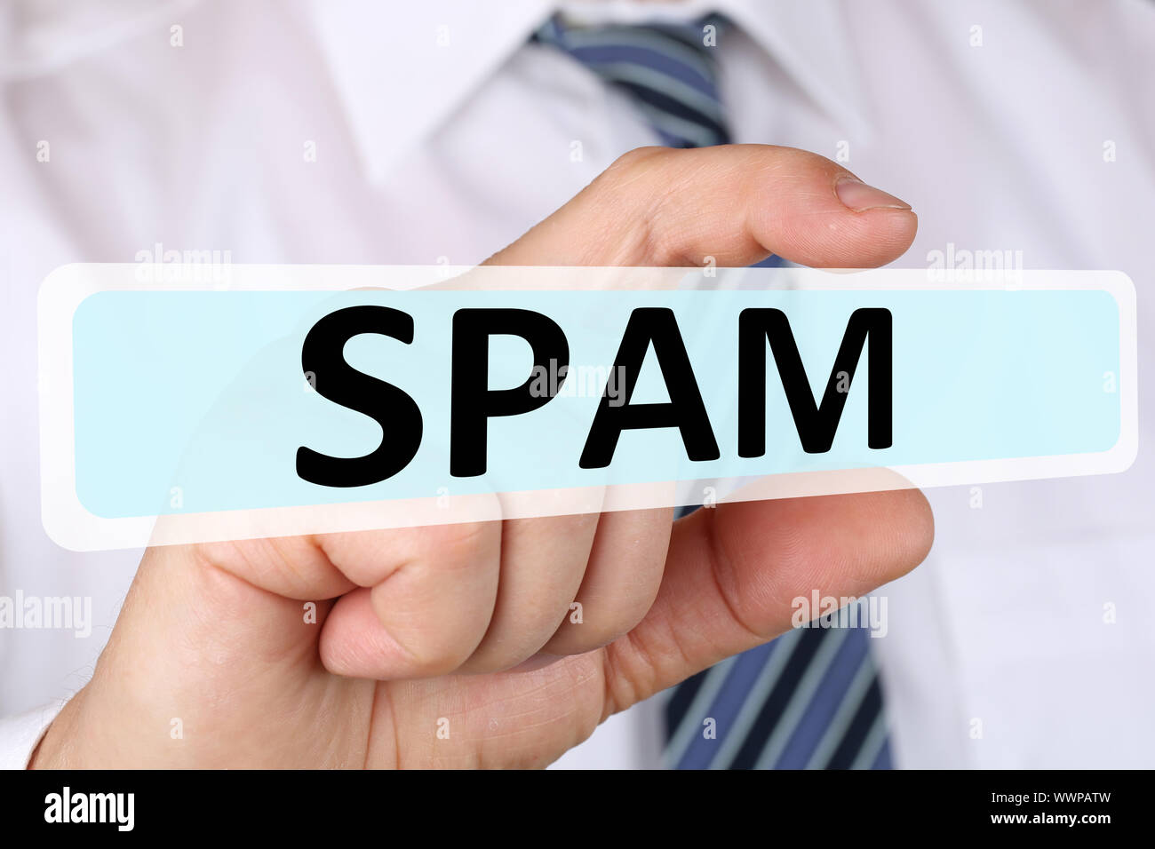 Uomo d'affari il concetto con mail di spam su Internet Foto Stock