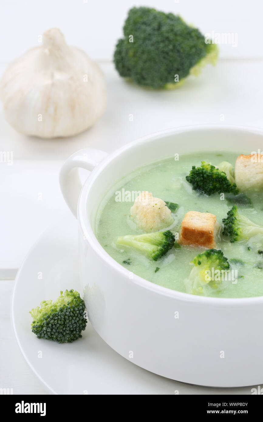 Fresca zuppa di broccoli zuppa di broccoli zuppa in tazza di close-up Foto Stock