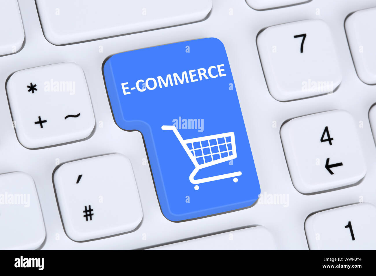 Shopping online e-commerce di ordinazione e di shopping in Internet shop Foto Stock