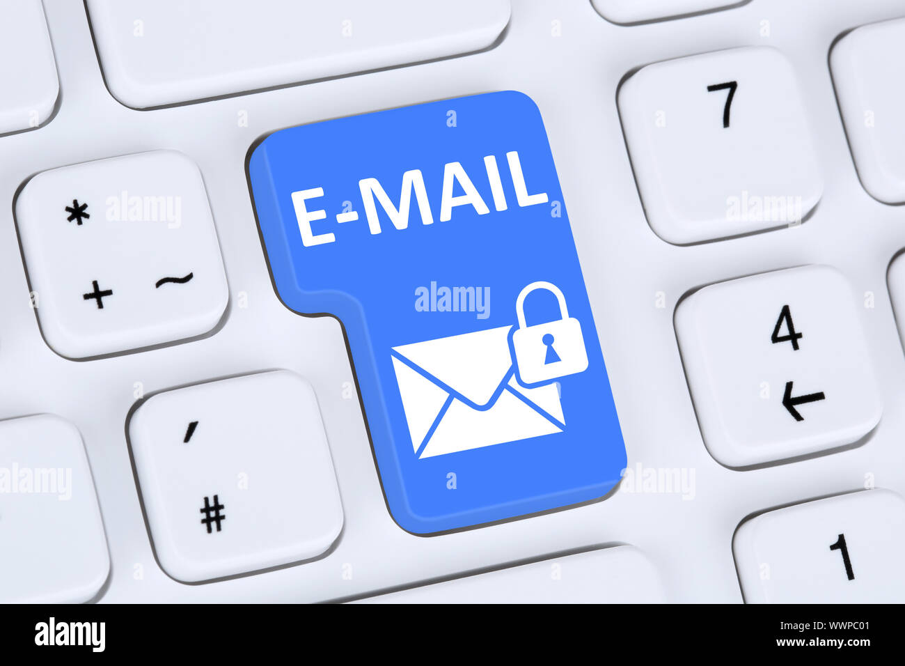 Encrypted Secure email Invia e-mail mail su Internet con icona della lettera Foto Stock