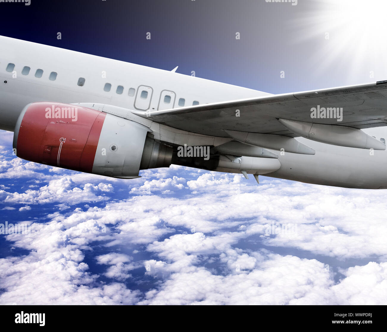 Un aeroplano che vola nel cielo contro uno sfondo drammatico Foto Stock