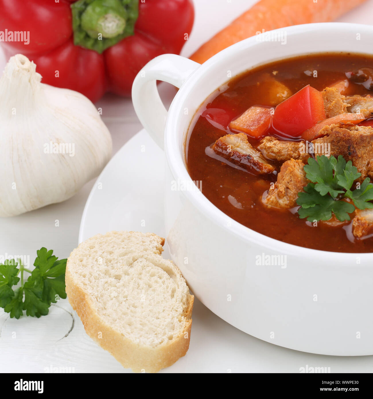 Cibo sano Zuppa di gulasch zuppa di gulasch con carne e paprika close-up Foto Stock