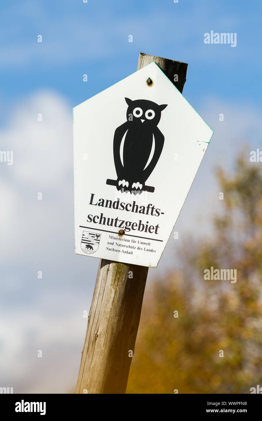 Marcatura di paesaggio area di conservazione in Sassonia Anhalt Shield sul palo in legno Foto Stock