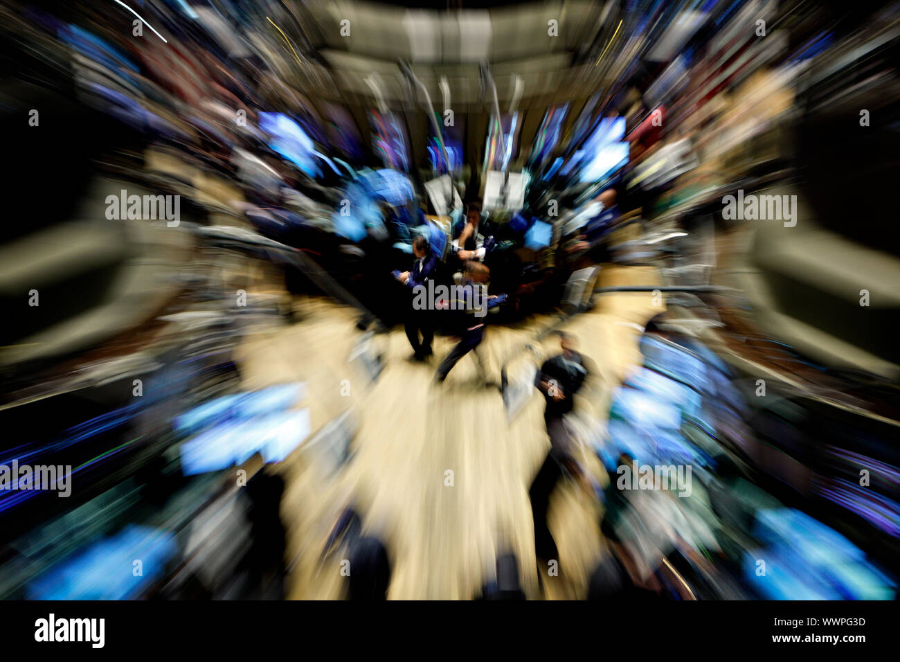 Guai a Wall Street.Piano specialisti presso il NYSE New York Stock Exchange facendo reagire l'annuncio che il tasso di interesse rimane invariato. Foto Stock